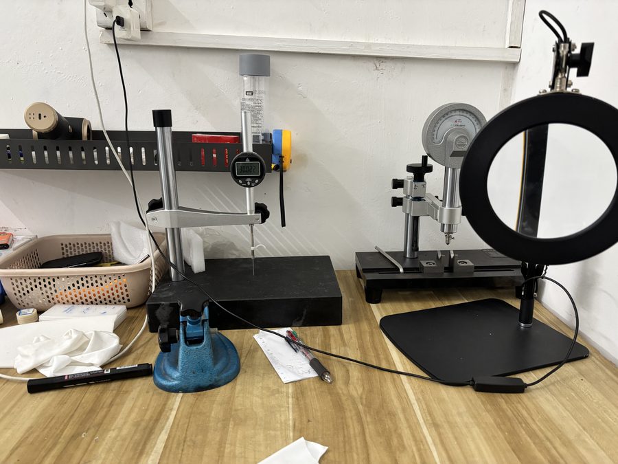 质量检验现场：尺寸测量仪器与检测工作台